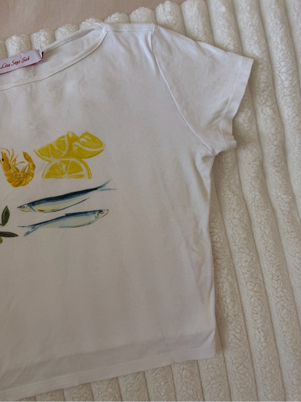 Lisa Says Gah White Short-Sleeve Tee with Yellow Lemon & Blue Fish Graphic - Picture 3 of 7